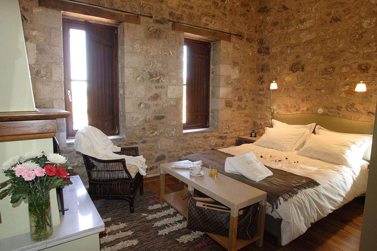 Spacious room with double bed in the guesthouse Theonimfi in Dimitsana