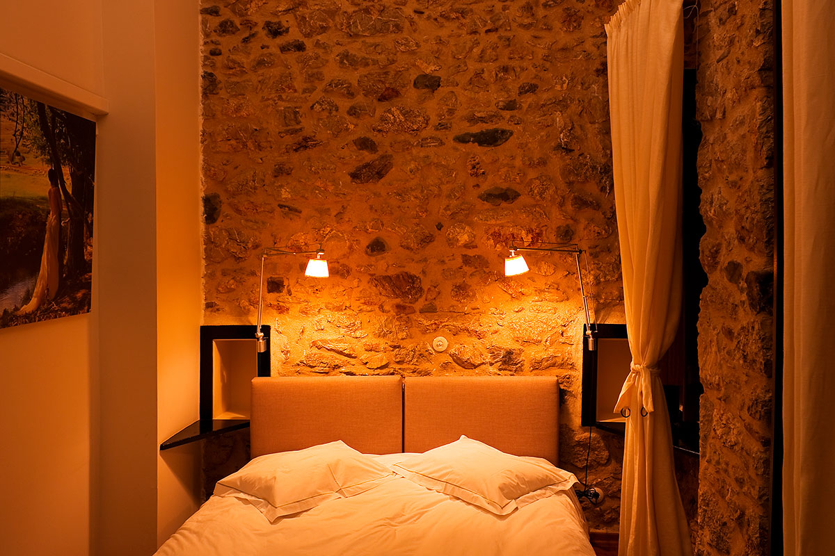 Bedroom with double bed and modern decoration in the guesthouse Theonimfi in Dimitsana