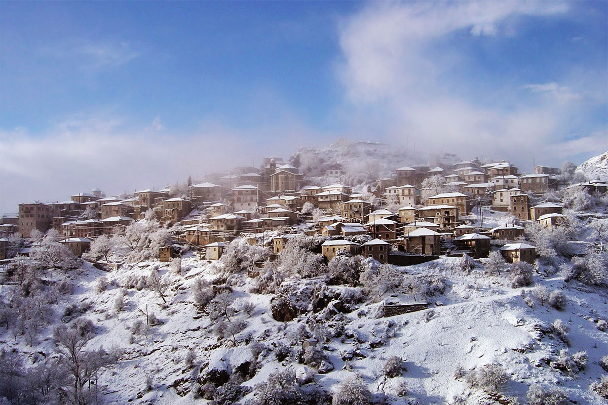 Le village Dimitsana, enneigé et ensoleillé