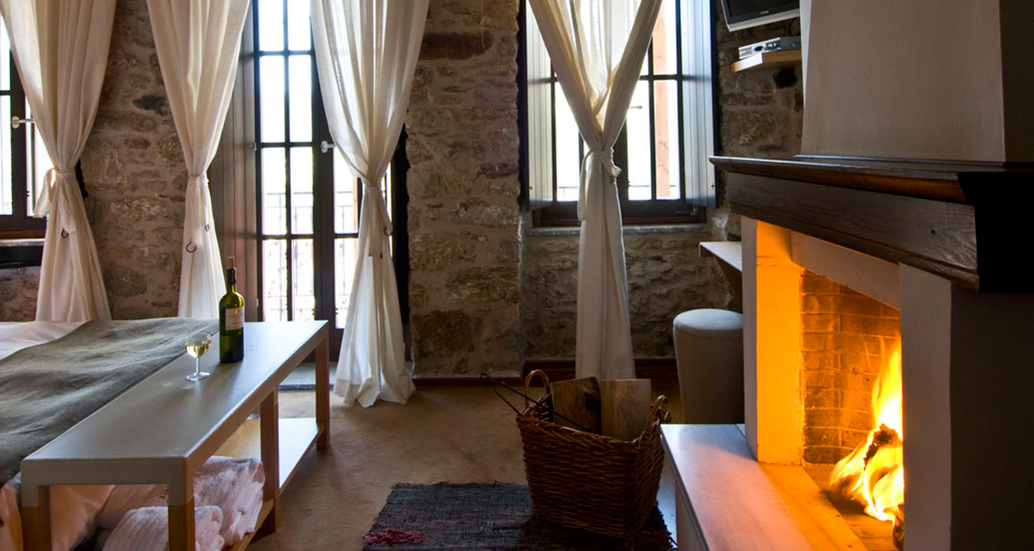Accomodation in Dimitsana, room with fireplace